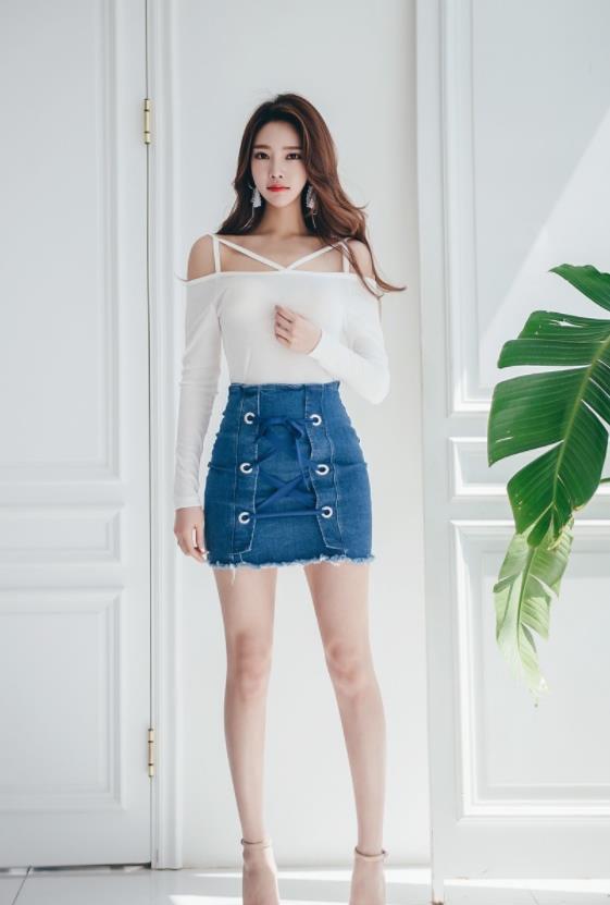 人像摄影:白色吊带牛仔包臀裙美女细腰长腿前凸后翘