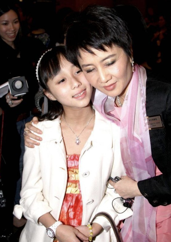 赌王小女儿何超欣19岁持6亿物业,自小低调好学与何猷君同为学霸