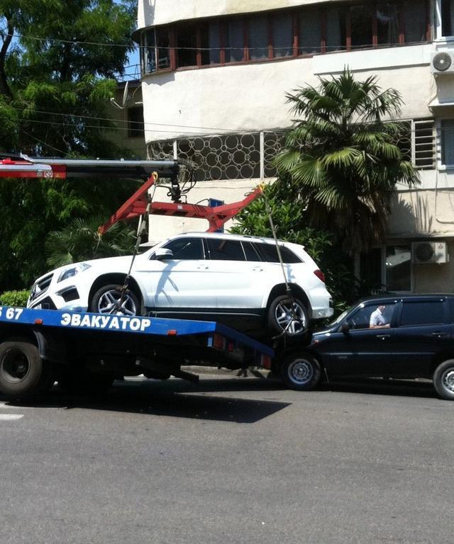 拖车师傅低估奔驰车重