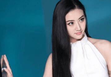 她是公认的京城四美之一, 被传在娱乐圈“有背景”, 日常豪车出行