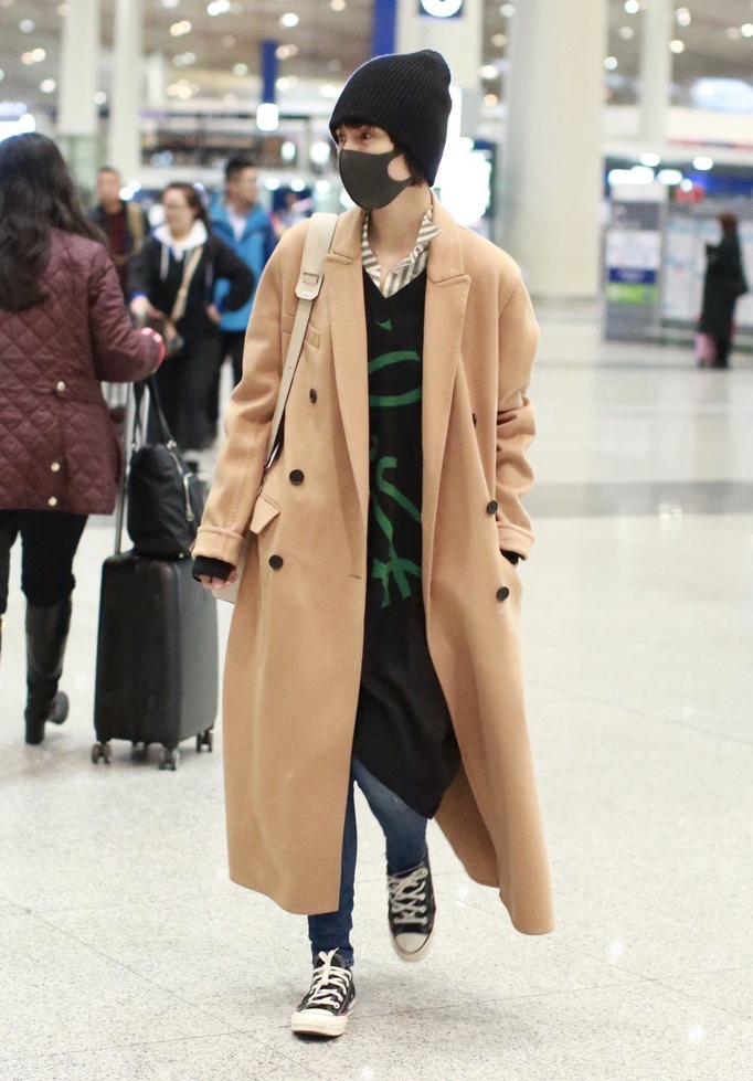 驼色风衣里面穿什么_驼色风衣搭配图(2)