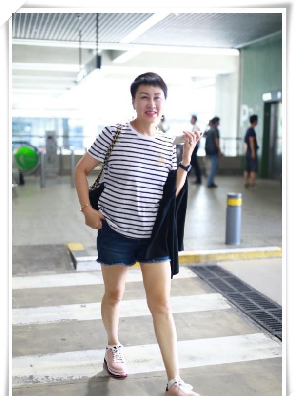 当56岁张凯丽和64岁赵雅芝同穿短裤,终于明白保持少女心的重要性