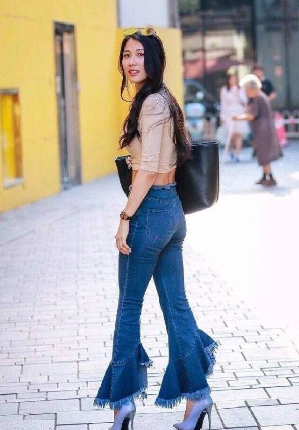 一直不知道为什么很多女孩都喜欢穿紧的裤,原