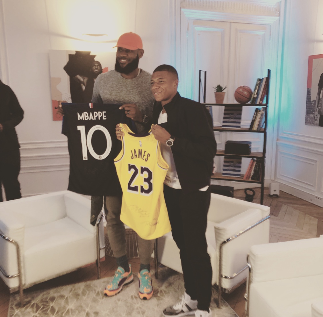 詹姆斯来到了法国巴黎,与足球运动员姆巴佩、