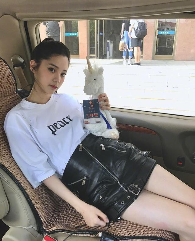 欧阳娜娜变身花仙子,白玫瑰遮嘴露半脸演绎朦