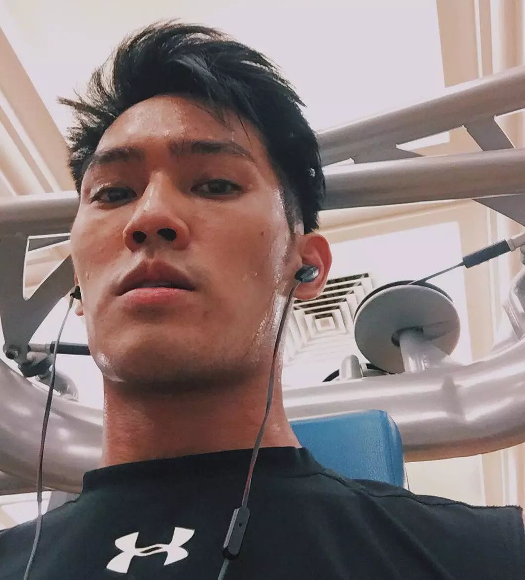 6 块腹肌,逆天颜值,目测你要换男