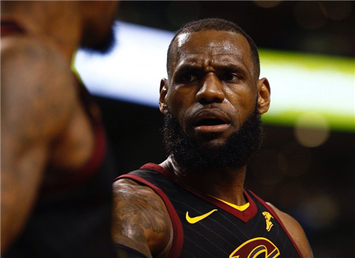 NBA詹姆斯吹罚尺度,只在于他老了,联盟要扶起