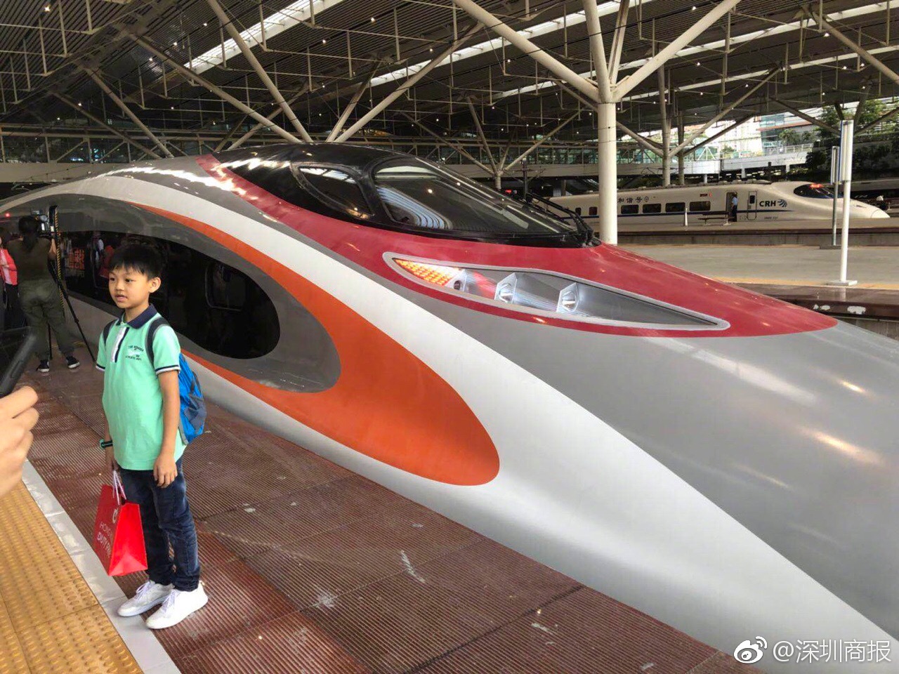 19分钟!“港铁动感号”第一批乘客已搭乘高铁抵达深圳北站