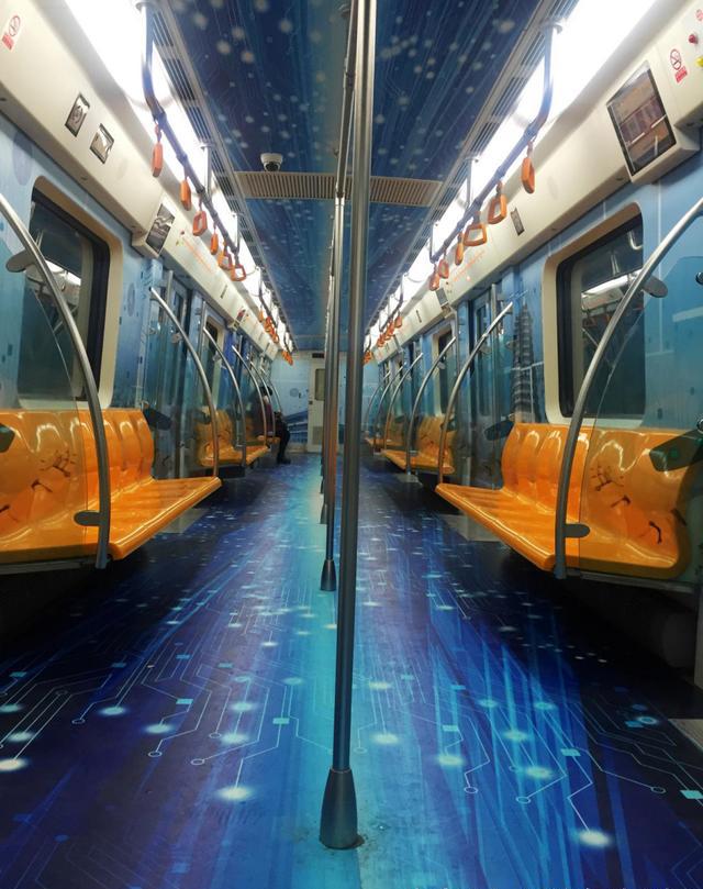 天了噜!我可能坐了一辆假地铁