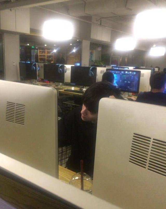 少女们醒醒,今天爆红了位电竞天仙,从此电竞文