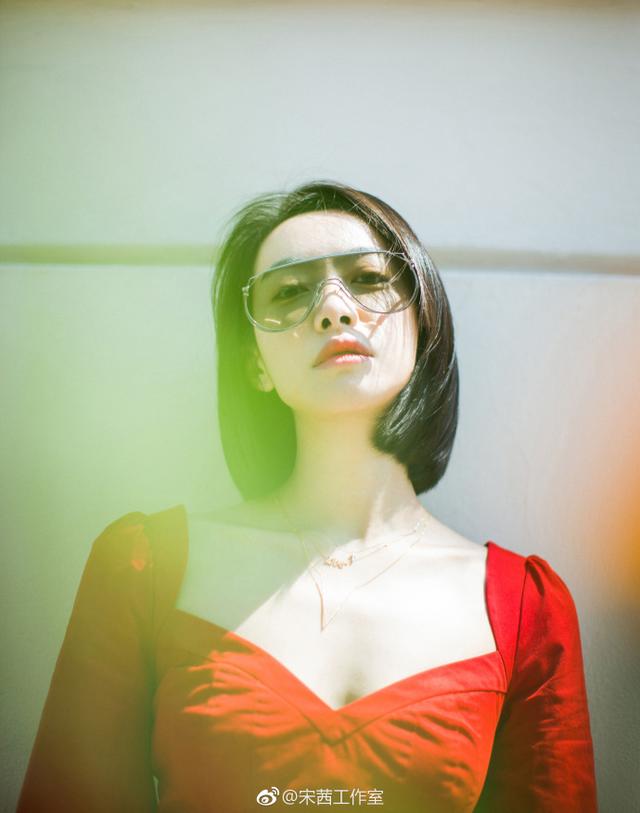 宋茜穿红色复古风短衣大秀美背,搭配破洞牛仔