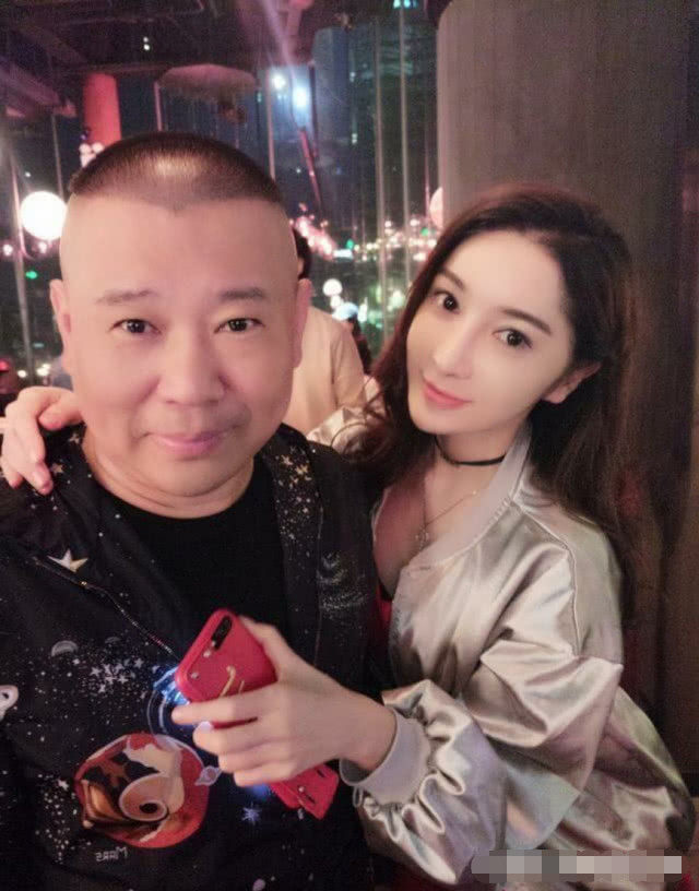 任娇是赵本山的徒弟,长相十分甜美,酷似杨颖,虽然看起来有一些网红相