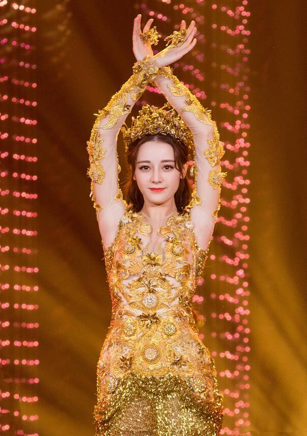 金鹰节大家只注意到了迪丽热巴的胳膊，她的鞋子才最让人受不了！