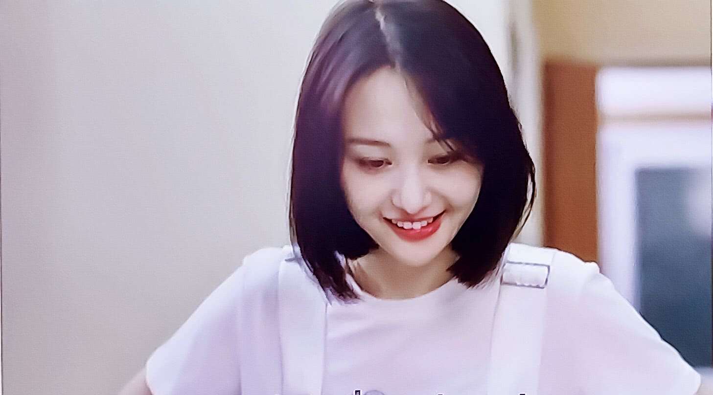 新剧《青春斗》最新路透，郑爽即使造型妆容一般也很仙女