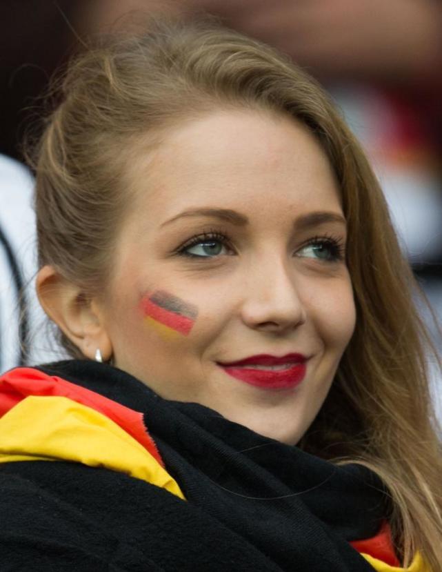 德国队虽世界杯出局,但是美女球迷的笑留在了俄罗斯