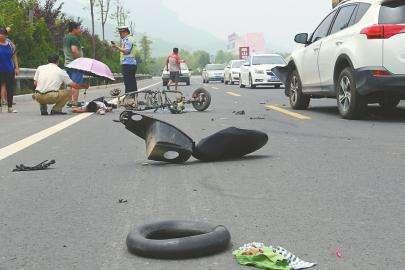 汽车被撞, 先报警? 保险公司: 顺序错了, 一毛不赔