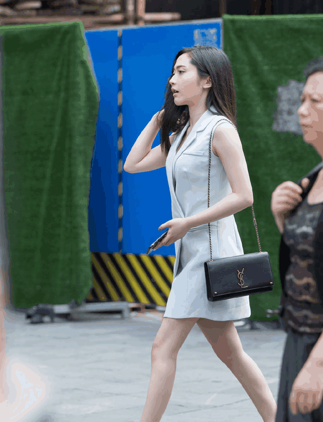 重庆街拍: 身材火辣的重庆美女, 穿着清凉, 让人目不暇接!