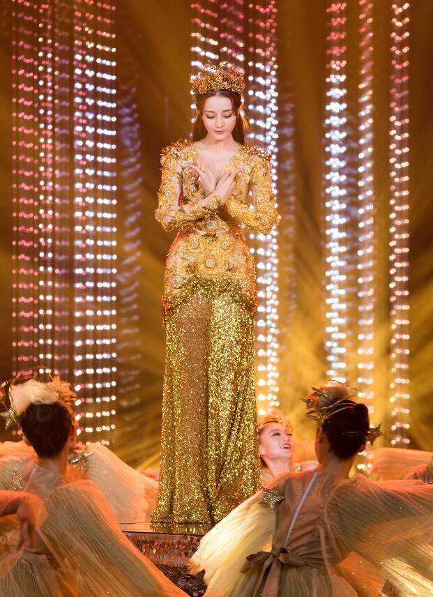 金鹰节大家只注意到了迪丽热巴的胳膊，她的鞋子才最让人受不了！