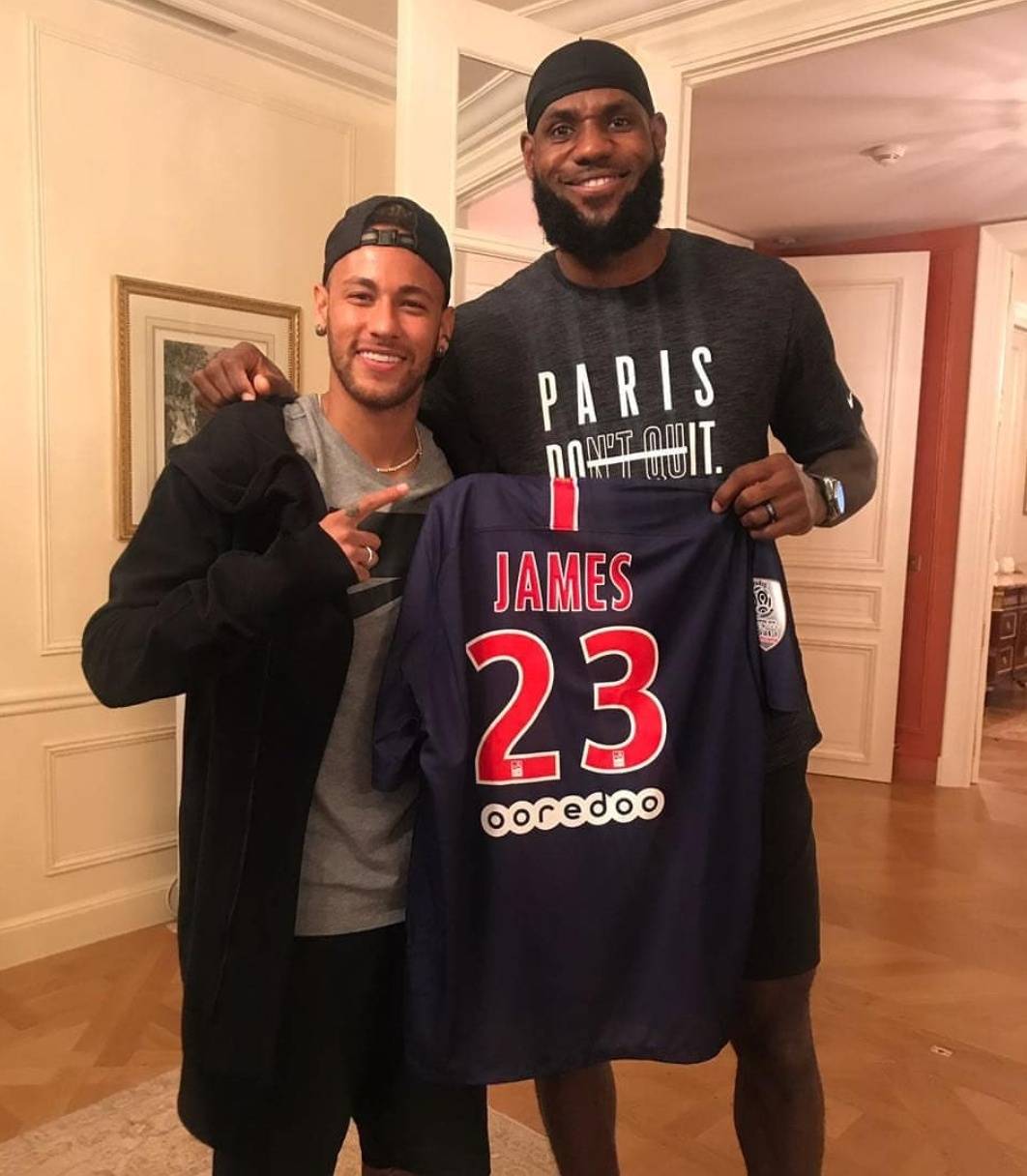 詹姆斯来到了法国巴黎,与足球运动员姆巴佩、