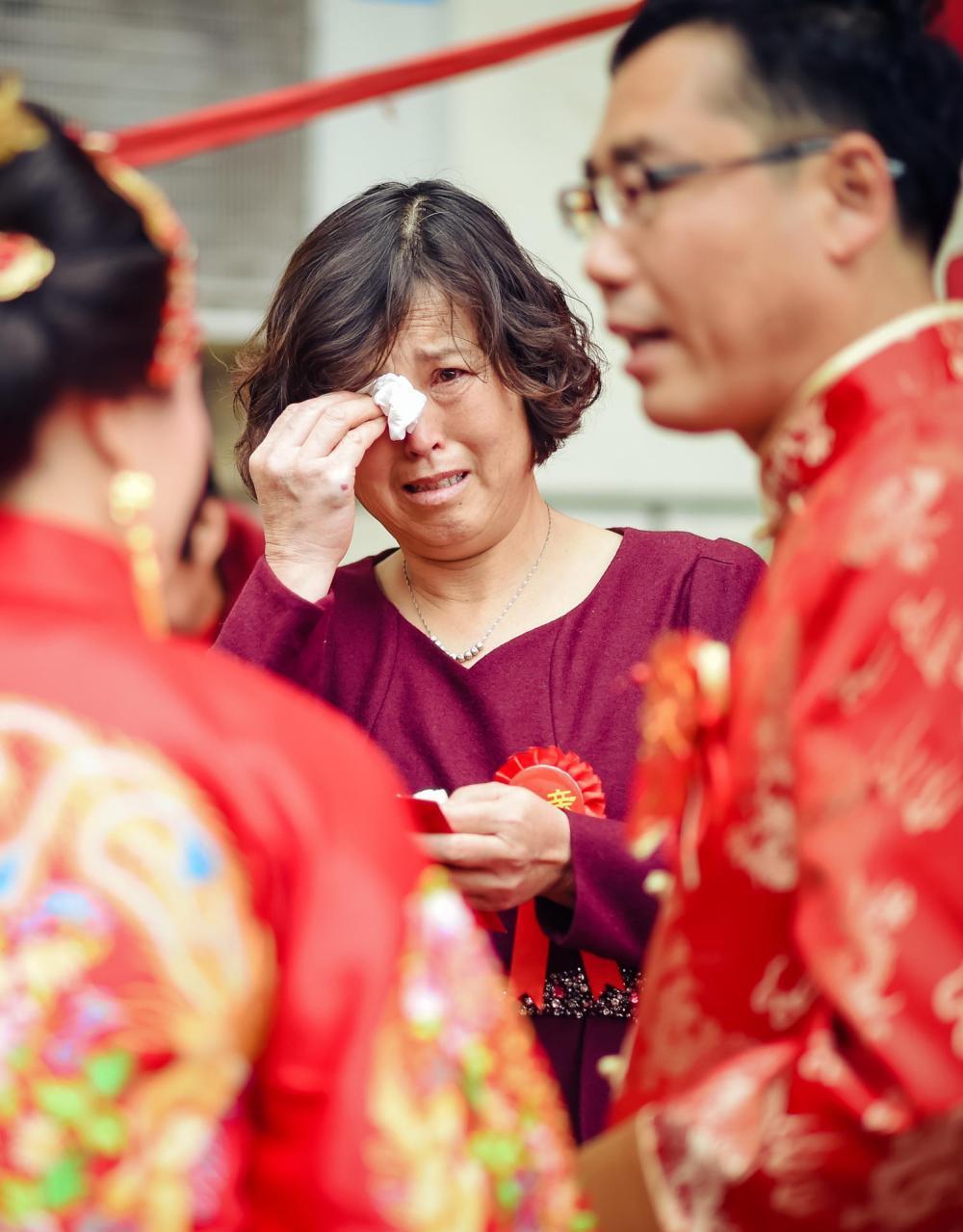 实拍女儿出嫁时父母的表现, 只愿下辈子不再生女儿