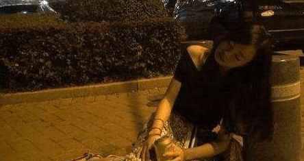 男: 穿牛仔裤的女人, 尬起舞来更有魅力