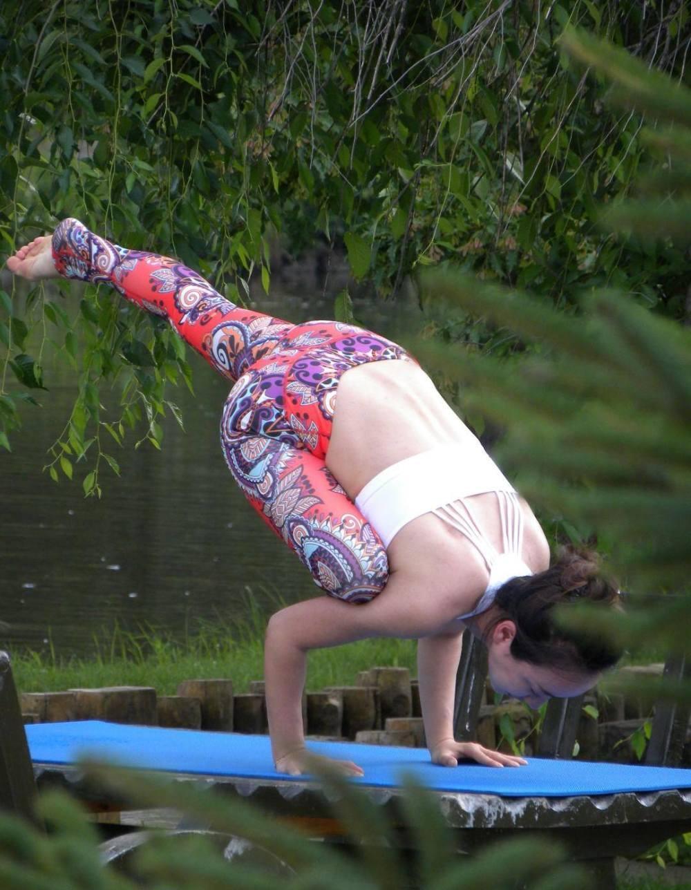 路人街拍, 公园偶遇紧身裤美女晨练瑜伽, 高强度劲爆动作惹人注目