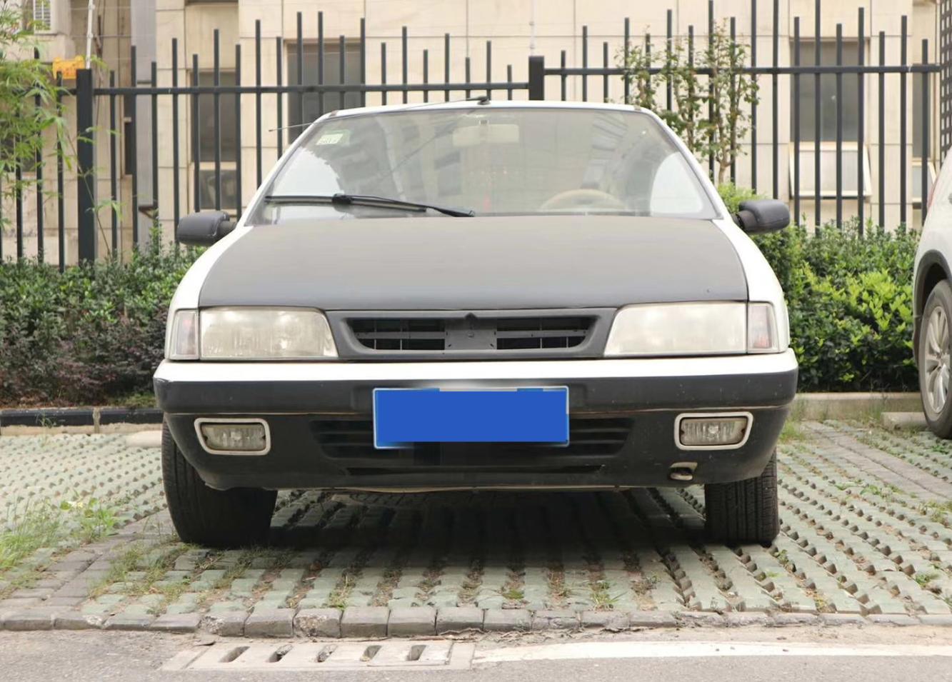 远一看还真像电影里面的AE86, 走进一看原来是神龙富康改装的