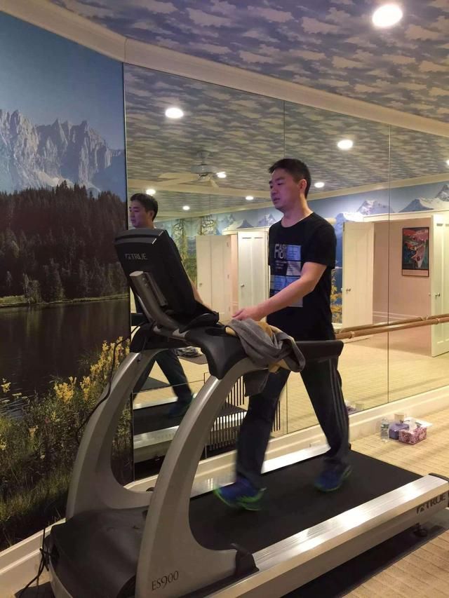 刘强东为爱健身!那么章泽天为了什么健身