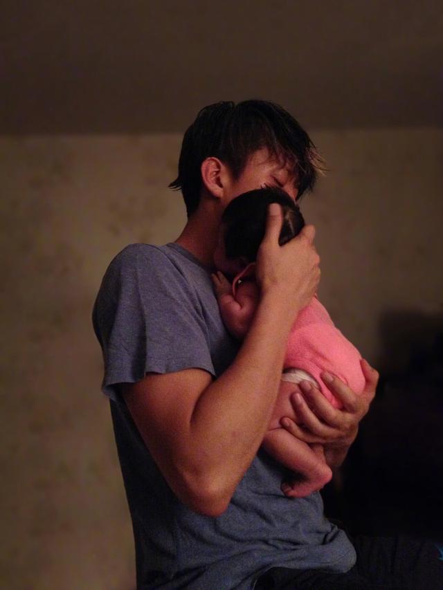 邓超为女儿庆生,花半个小时想文案,小花妹妹霸气抓衣领露侧颜!