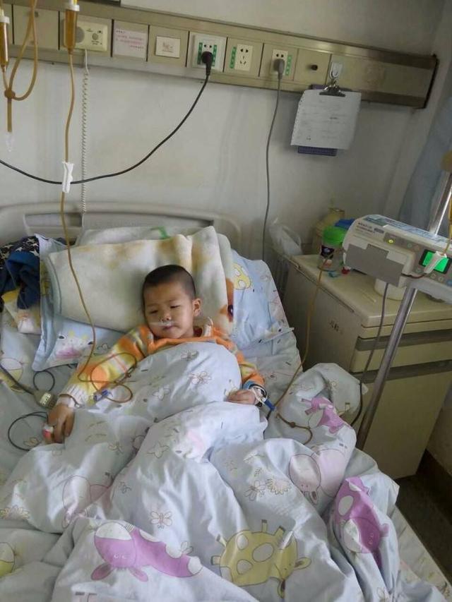 6岁男孩患白血病,化疗后骨瘦如柴惹人心疼,病