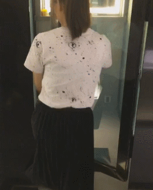 搞笑gif图:他是想趁水不注意的时候跑过去?
