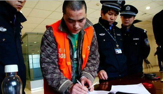 愤怒! 37岁女警遭三名匪徒抢劫, 将其强奸后活埋