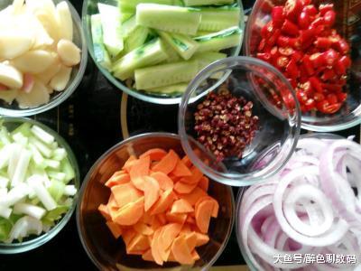 泡椒凤爪要腌制多久才能入味? 怎么做才能又爽口又好吃?