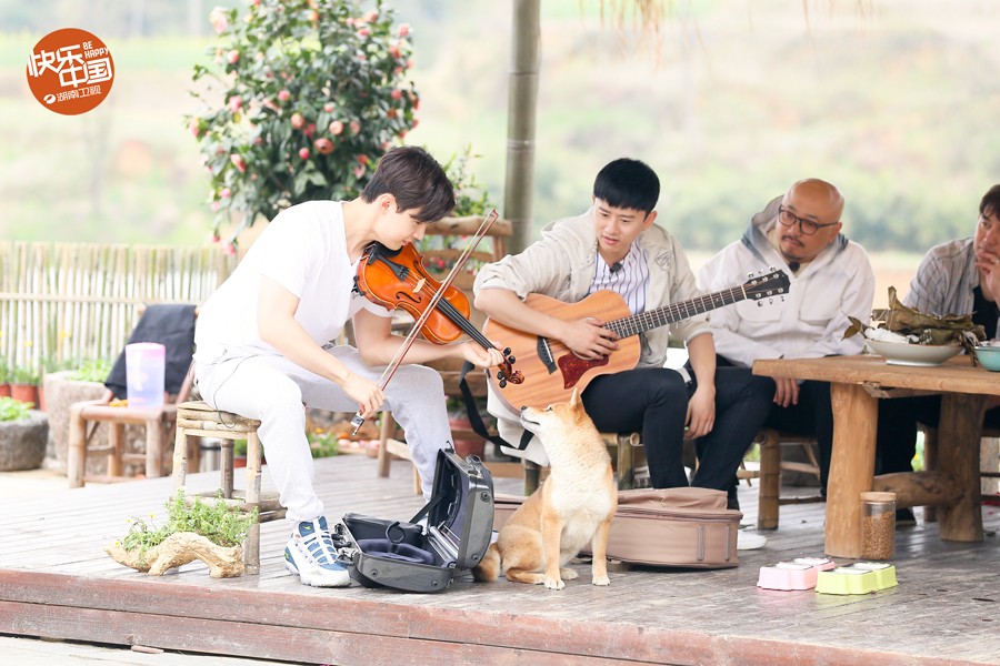 《向往的生活》张杰刘宪华自弹自唱 金玟岐献