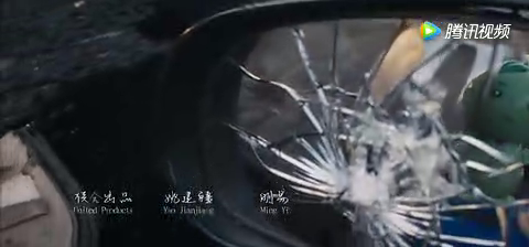 美女出车祸，跑车瞬间粉碎，尸体被压变形，只剩下一只手