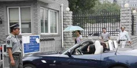 校花开宝马跑车上学，气质不凡驾驭敞篷车，下车那一刻