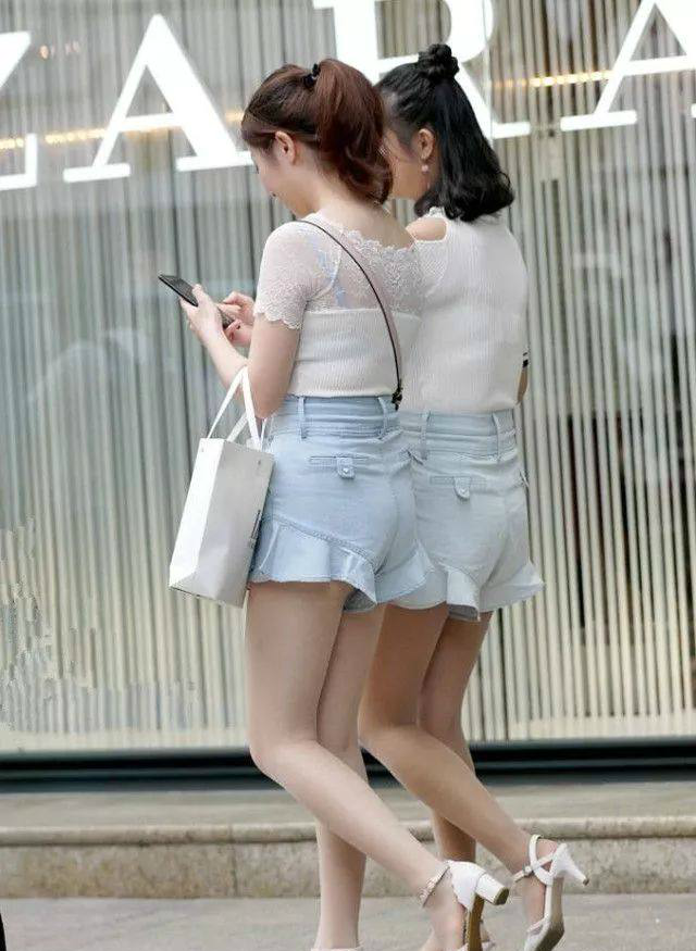 街拍,偶遇穿短裙骑车的小姐姐,但我还是会选图四的辣妈