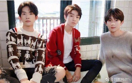 由于场馆外有大量粉丝聚集、喊口号TFBOYS联