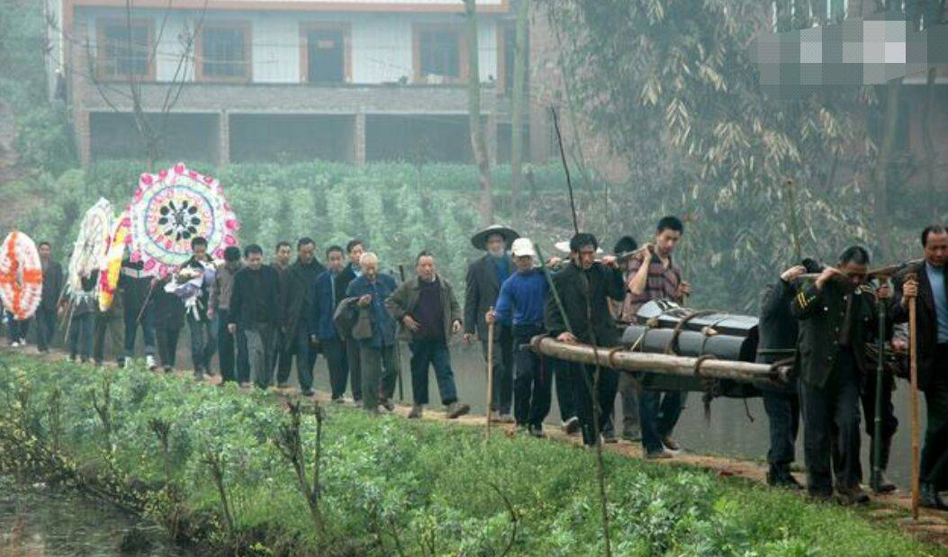 老人死后下葬,8个壮小伙都抬不起棺材,风水先生看出真相