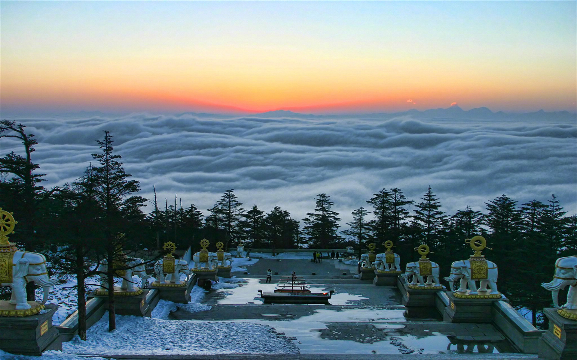 四川峨眉山层峦叠嶂,景色秀丽,气象万千,素有"一山有四季