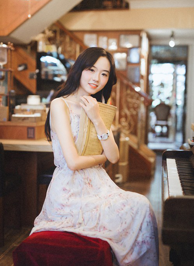 纤细高挑小脸照片美女清瘦复古手臂写真的书店女朋友赞美图片