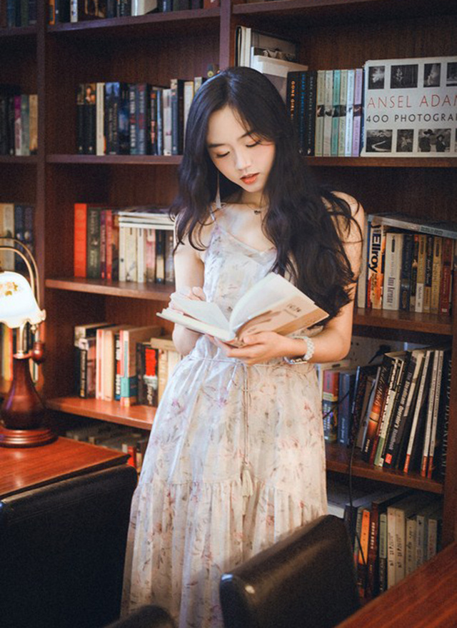 高挑清瘦小脸手臂书店纤细写真美女复古视频房车上的美女图片