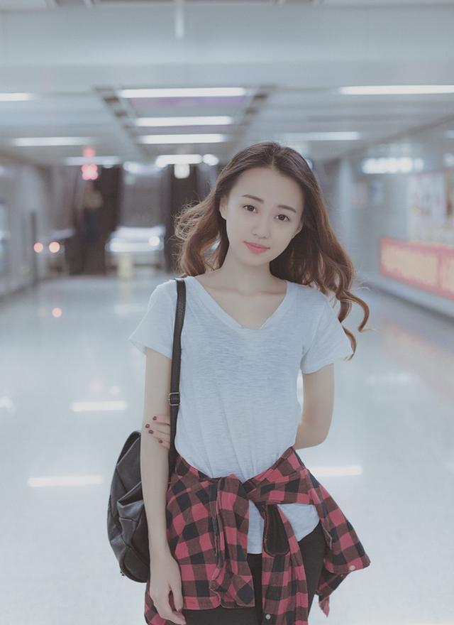 街拍: 刚刚大学毕业的清纯美少女, 黑色的紧身裤