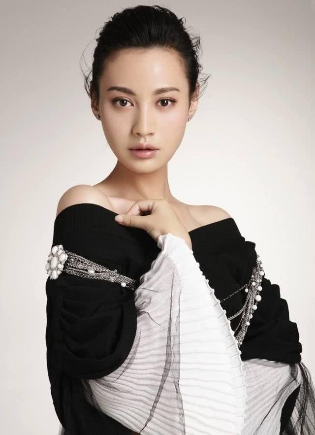 38岁杨雪一家近照，老公隐藏了整整9年，女儿长得比妈妈还漂亮
