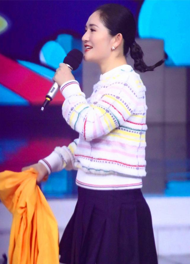 谢娜参加《快本》录制，双胞胎女儿名字意外曝光，跳跳和俏俏