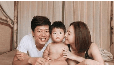 “出轨门”之后网友偶遇凌潇肃夫妇, 34岁的唐一菲不复当年的美艳