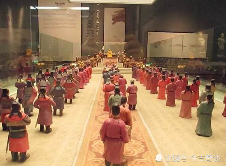 皇帝上朝时三急怎么办?太监8个字帮忙,但是大臣就惨了!