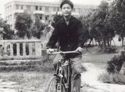 年薪不到200万,却买下银行,奔驰大股东,只开自