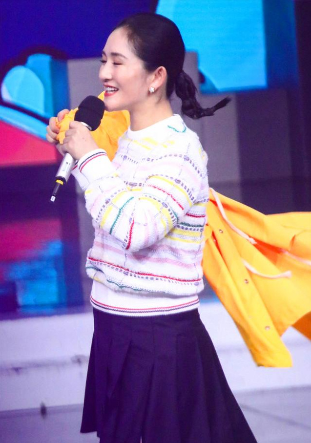 谢娜参加《快本》录制，双胞胎女儿名字意外曝光，跳跳和俏俏