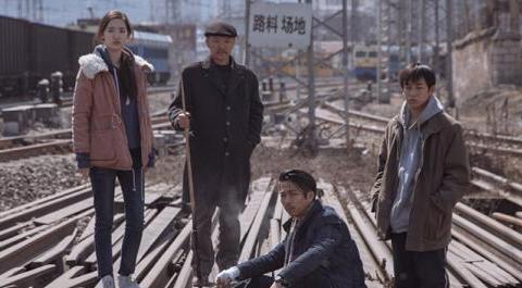 大象席地而坐图片